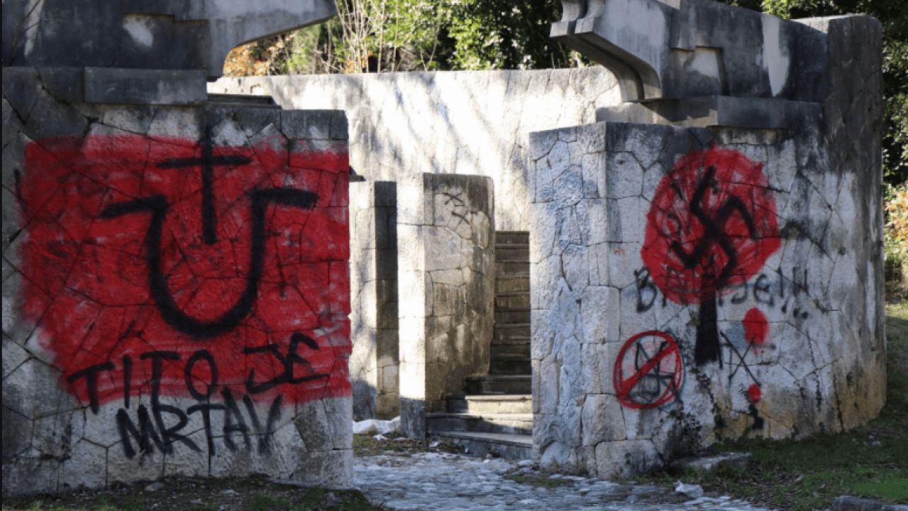 Grad Mostar Podi E Panele Za Crtanje Kukastih Krstova Na Partizanskom